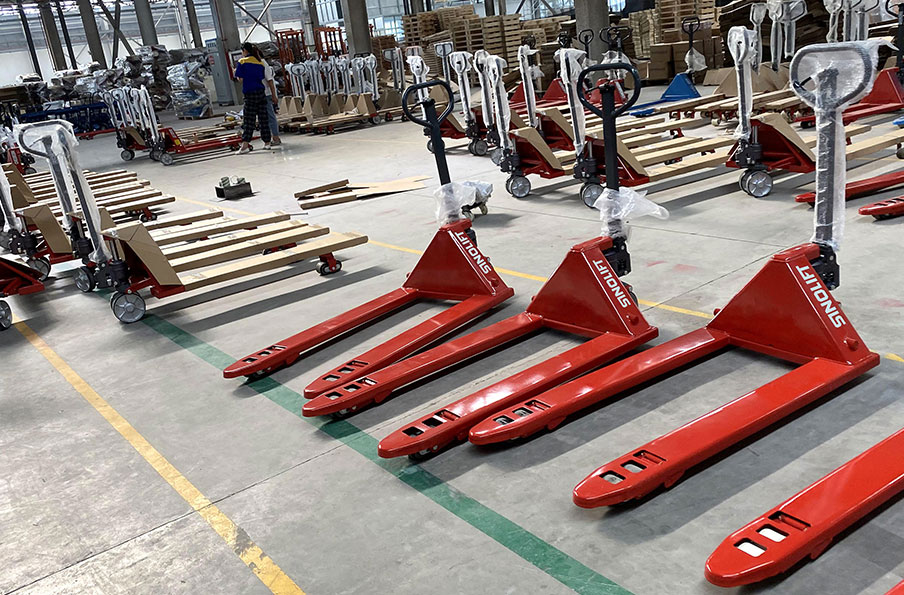 A comprehensive comparison between manual and electric pallet jacks: functions, applications, and maintenance
